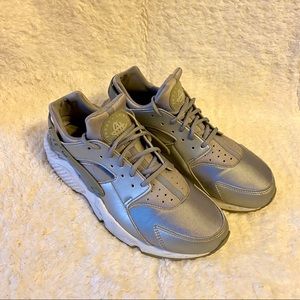 NIKE AIR HUARACHE RUN SE 'METALLIC SILVER'